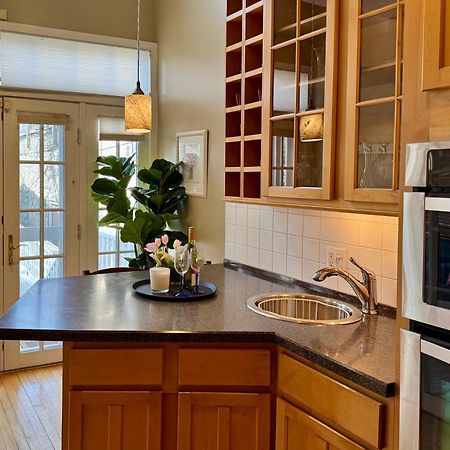 3 Bedroom Spacious Home In Ideal Location W Free Parking Back Yard Pets Welcome Chicago Exteriör bild