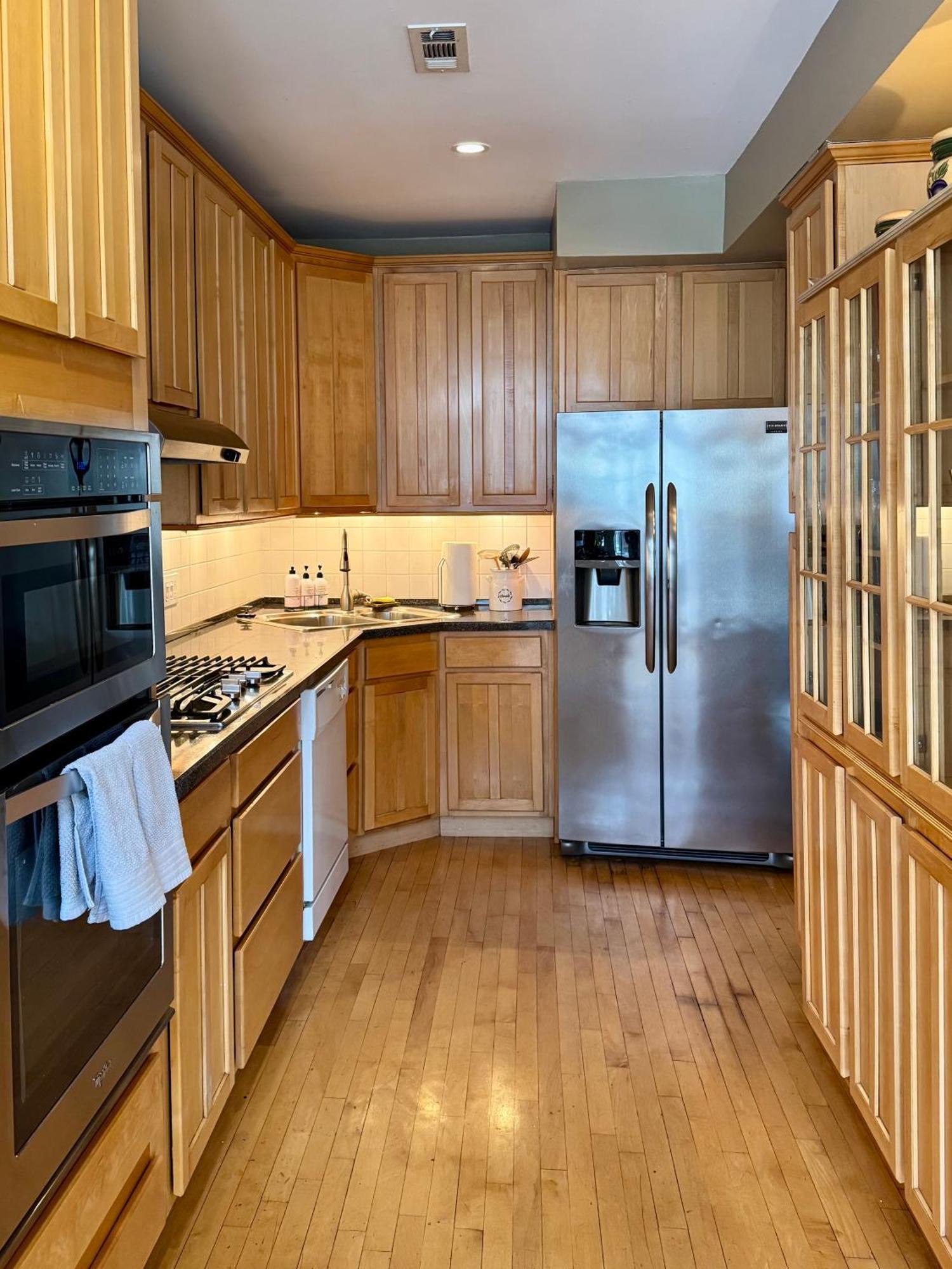 3 Bedroom Spacious Home In Ideal Location W Free Parking Back Yard Pets Welcome Chicago Exteriör bild