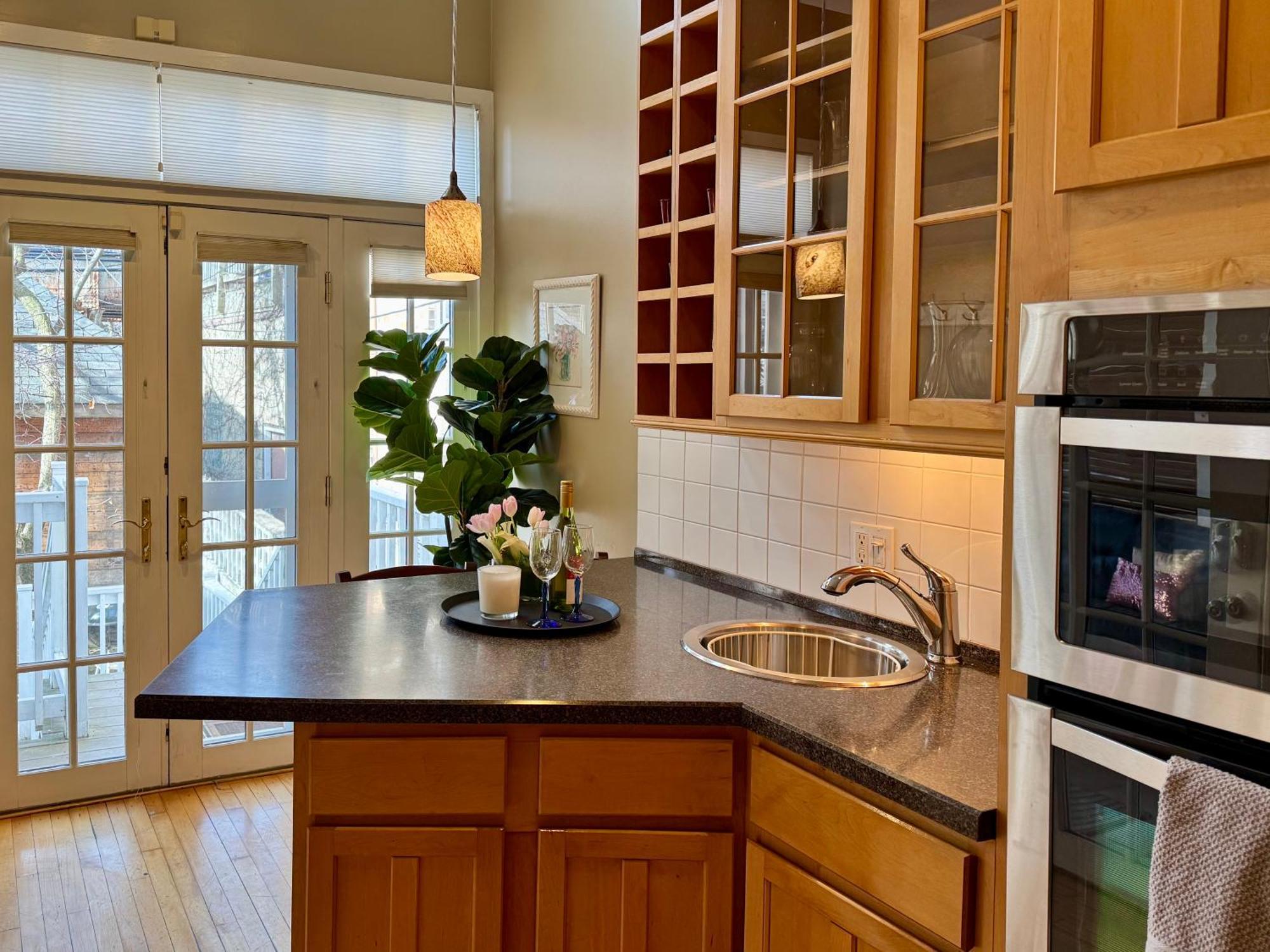 3 Bedroom Spacious Home In Ideal Location W Free Parking Back Yard Pets Welcome Chicago Exteriör bild