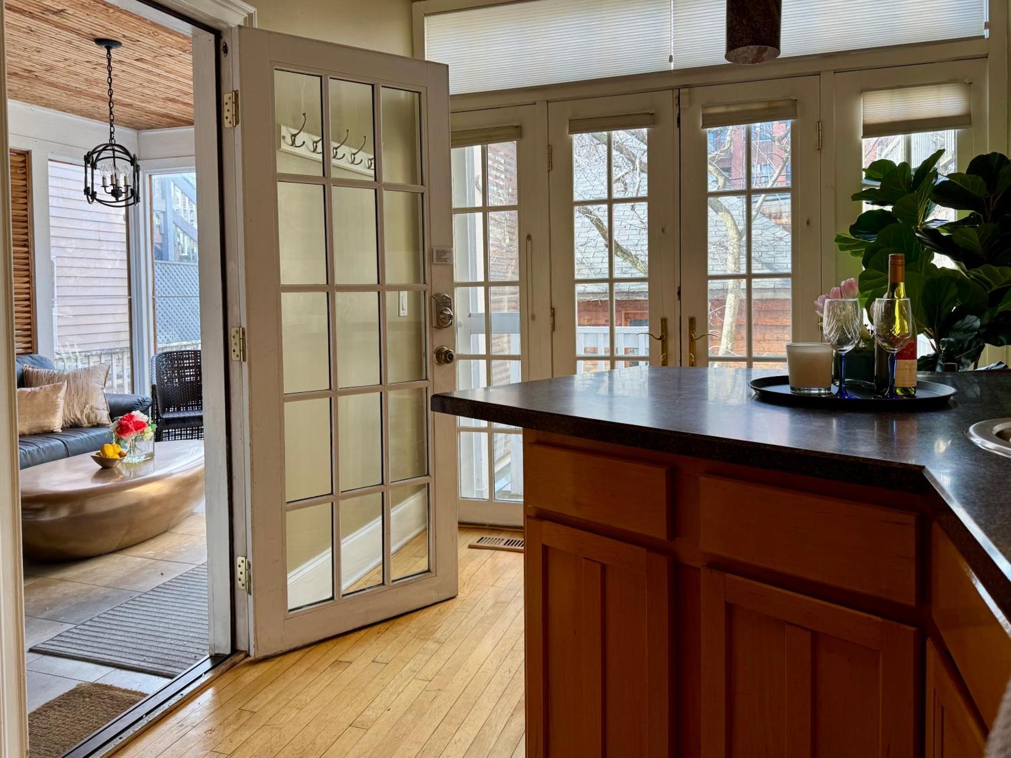 3 Bedroom Spacious Home In Ideal Location W Free Parking Back Yard Pets Welcome Chicago Exteriör bild