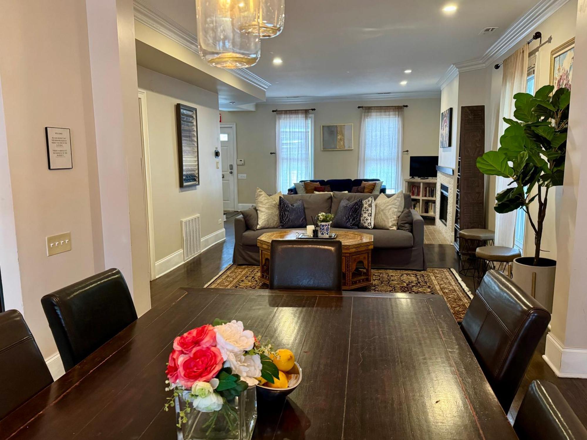 3 Bedroom Spacious Home In Ideal Location W Free Parking Back Yard Pets Welcome Chicago Exteriör bild