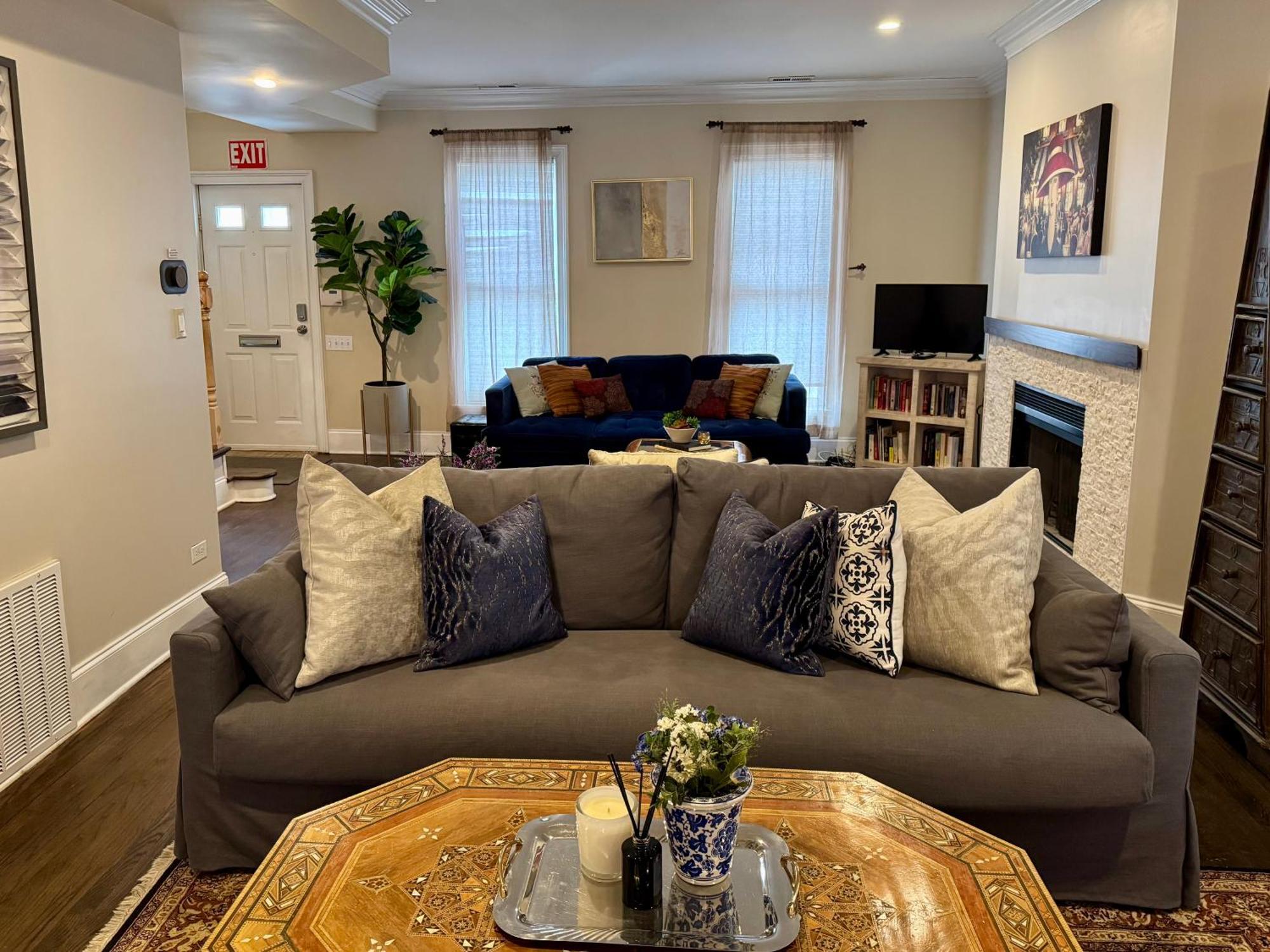 3 Bedroom Spacious Home In Ideal Location W Free Parking Back Yard Pets Welcome Chicago Exteriör bild