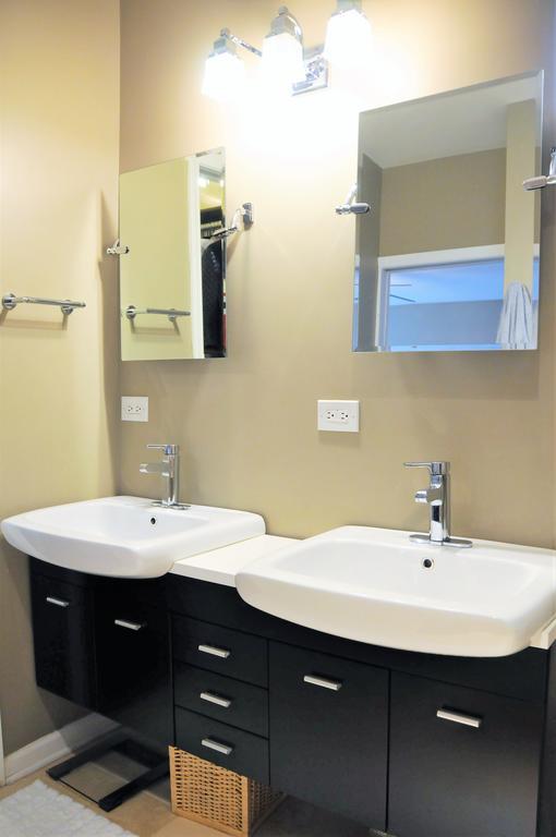 3 Bedroom Spacious Home In Ideal Location W Free Parking Back Yard Pets Welcome Chicago Exteriör bild