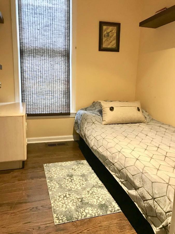 3 Bedroom Spacious Home In Ideal Location W Free Parking Back Yard Pets Welcome Chicago Exteriör bild
