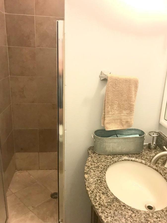 3 Bedroom Spacious Home In Ideal Location W Free Parking Back Yard Pets Welcome Chicago Exteriör bild